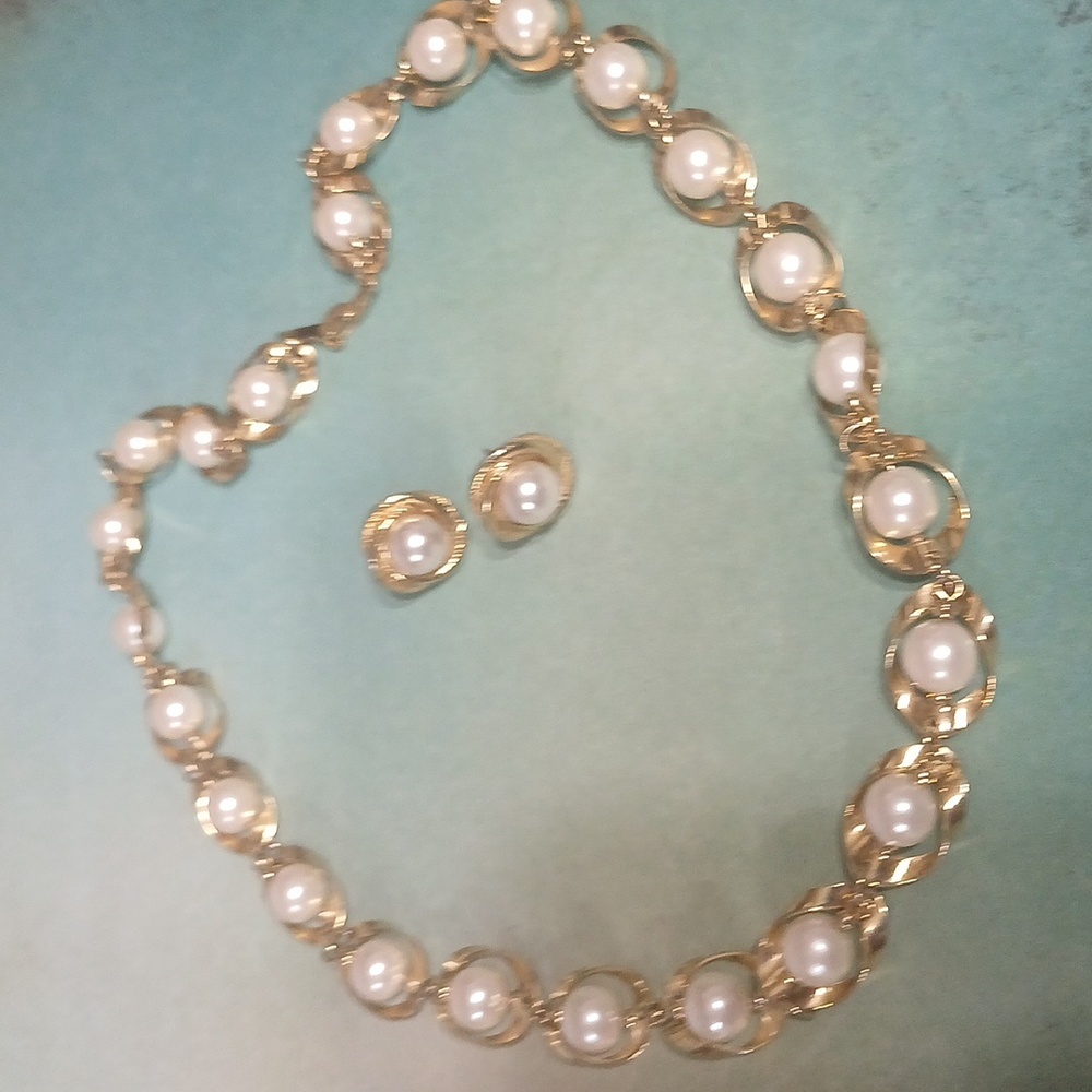 Gold-Plated Pearl Necklace Set - Picture 5 of 6